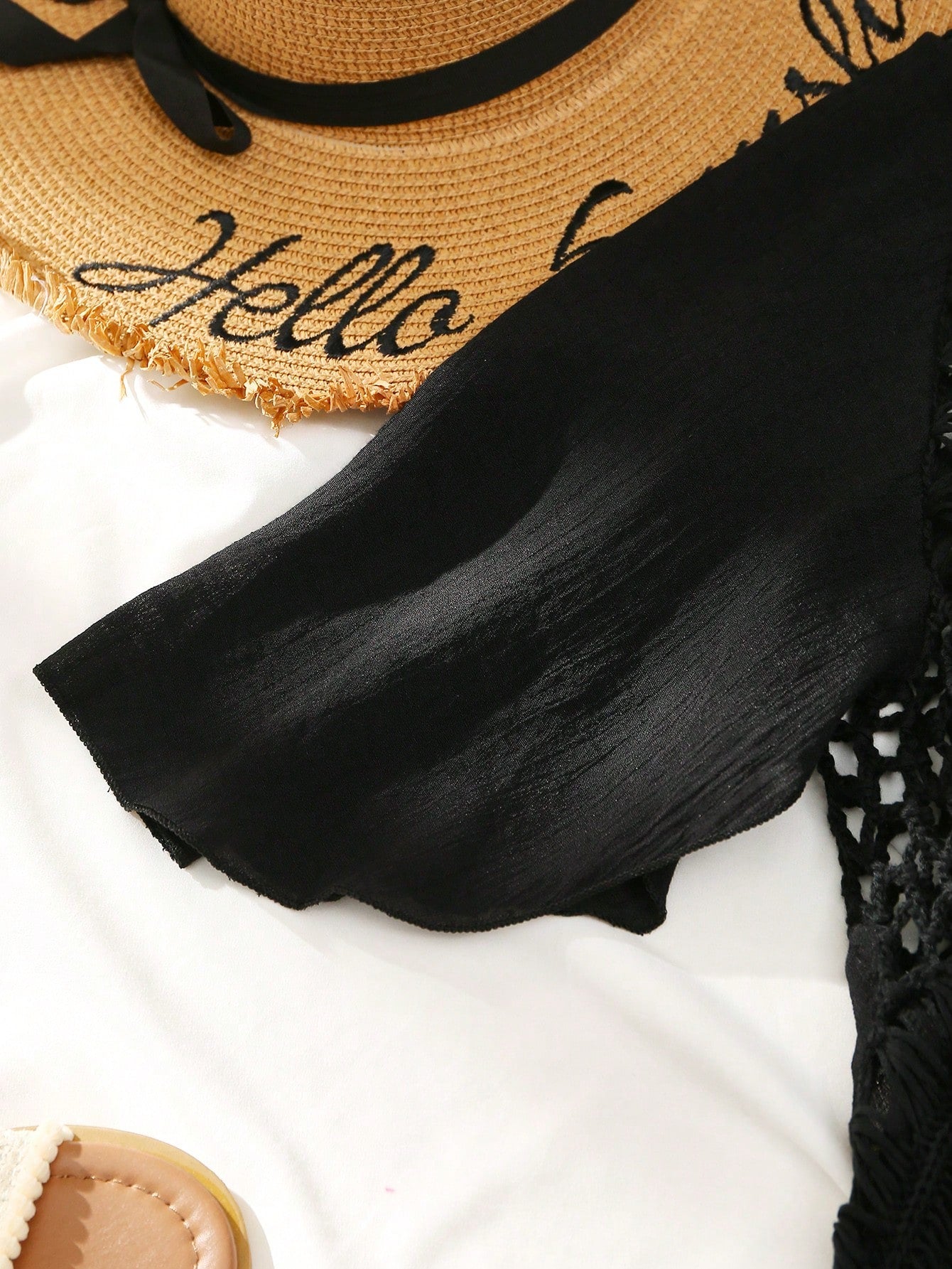 Vestido de Cobertura Feminino com Inserções em Crochê e Mangas Fluidas - Beatriz