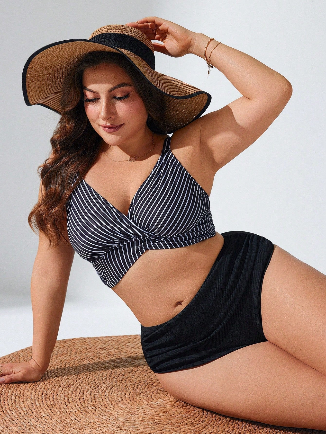 Biquíni Feminino com Detalhes em Franzidos e Design Moderno