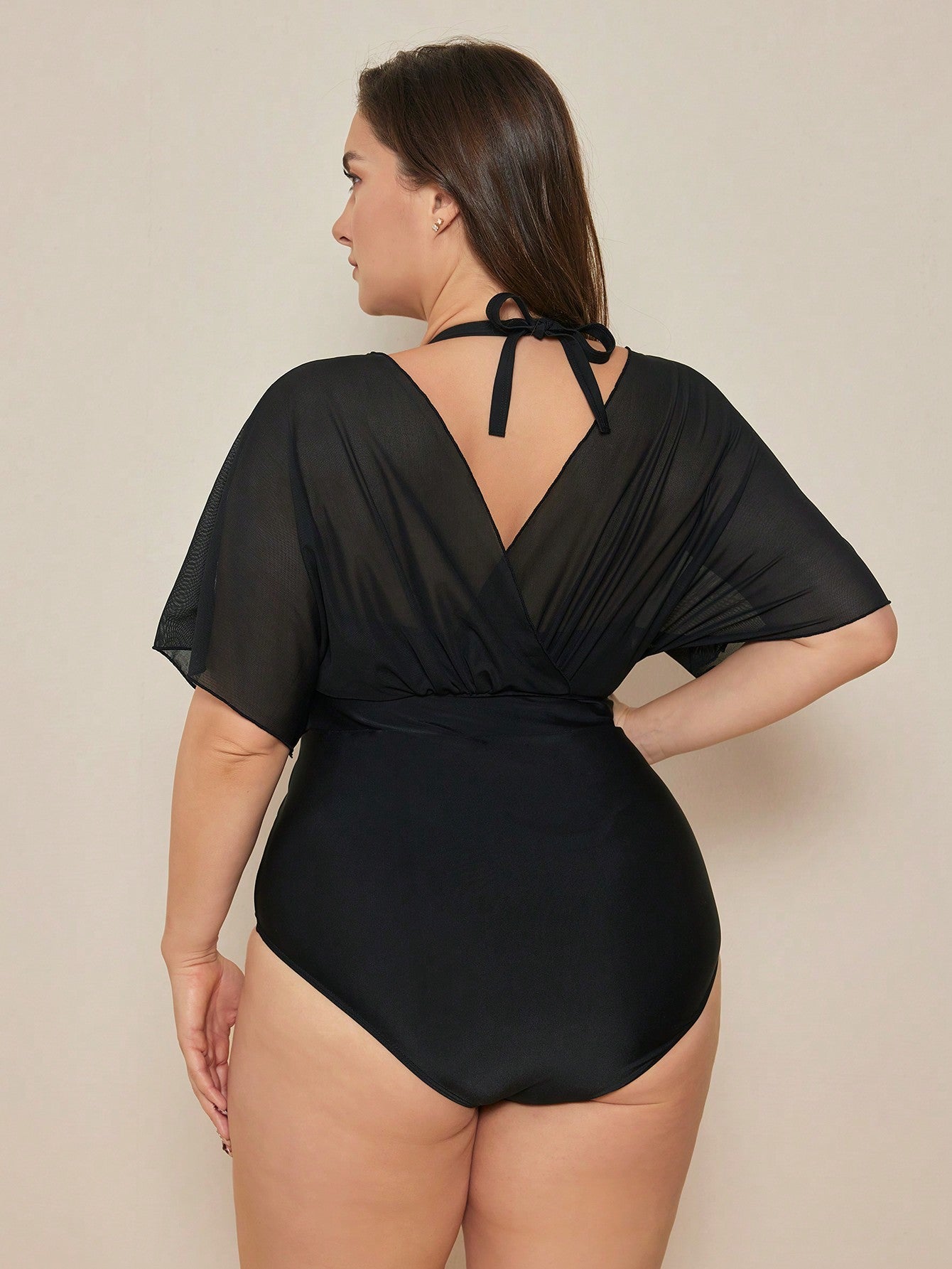 Maiô feminino com mangas transparentes caídas